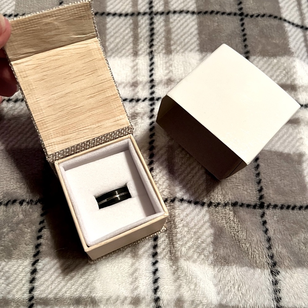 NIB Men’s Wedding Band
